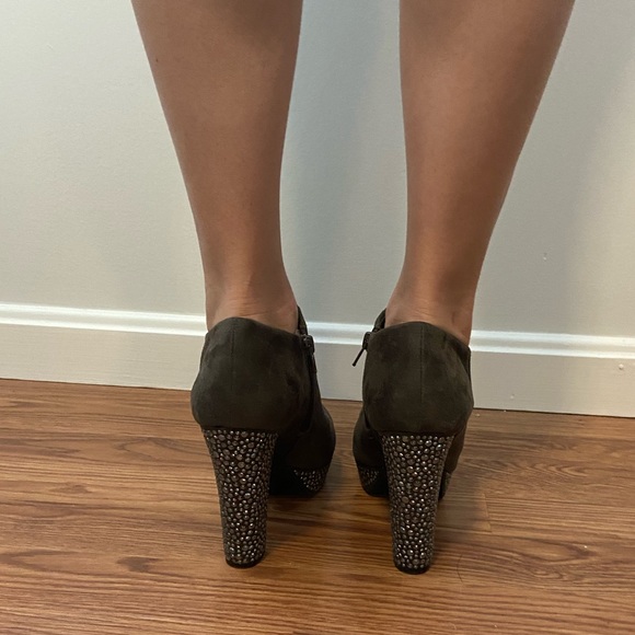 Gianni Bini brown suede heels - Picture 2 of 8